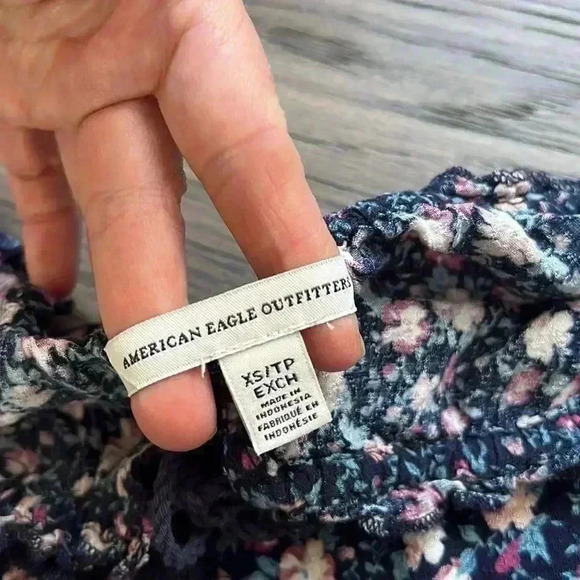 🌸3/$30🌸AMERICAN Eagle Outfitters | Floral Off  The Shoulder Top - Picture 7 of 9